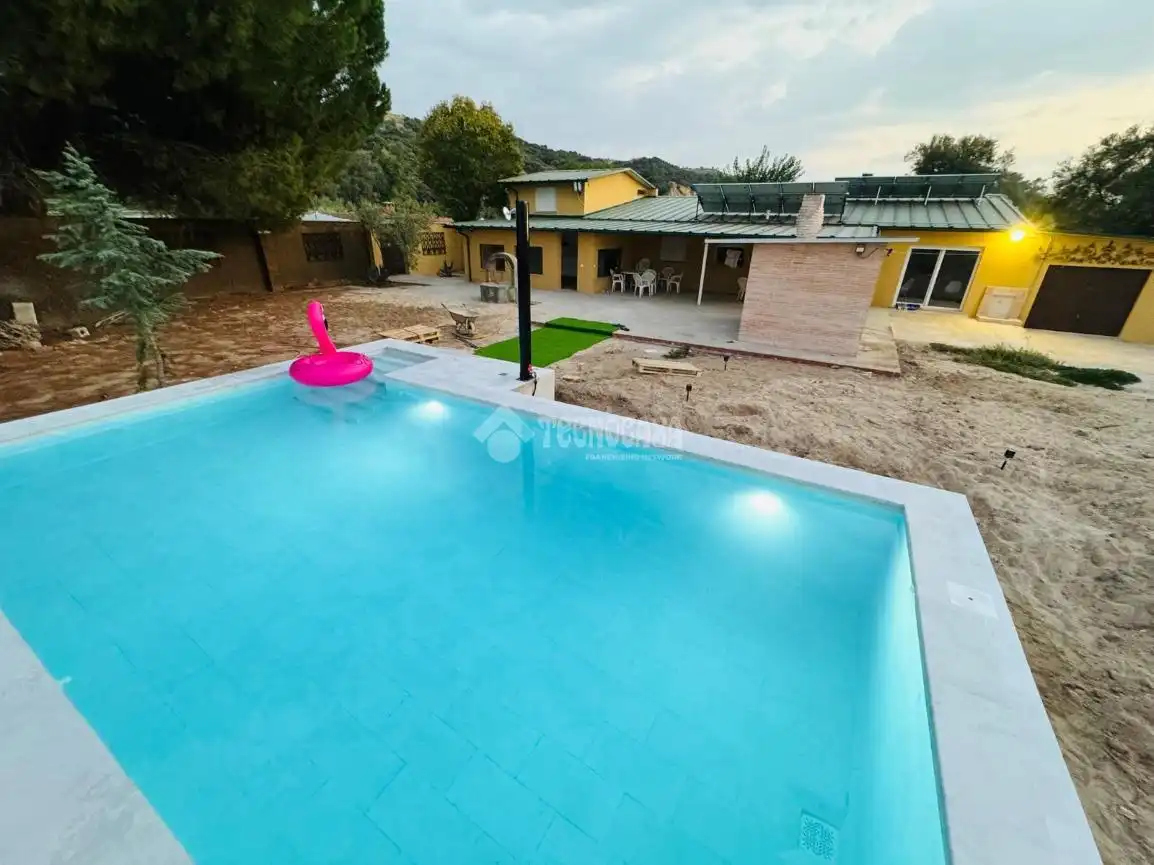 Piscina de Casa o xalet en venda en Talavera de la Reina amb Aire condicionat, Calefacció i Jardí privat