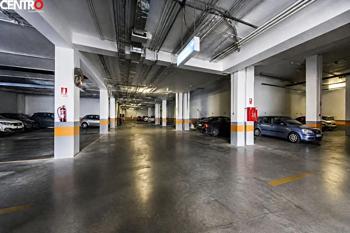 Parkplatz von Wohnung zum Verkauf in Granada mit Klimaanlage, Heizung und Privatgarten