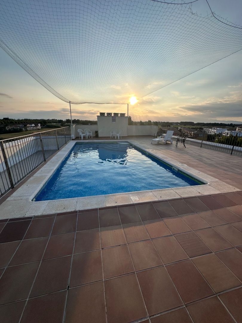 Piscina de Pis en venda en Empuriabrava amb Aire condicionat, Calefacció i Terrassa