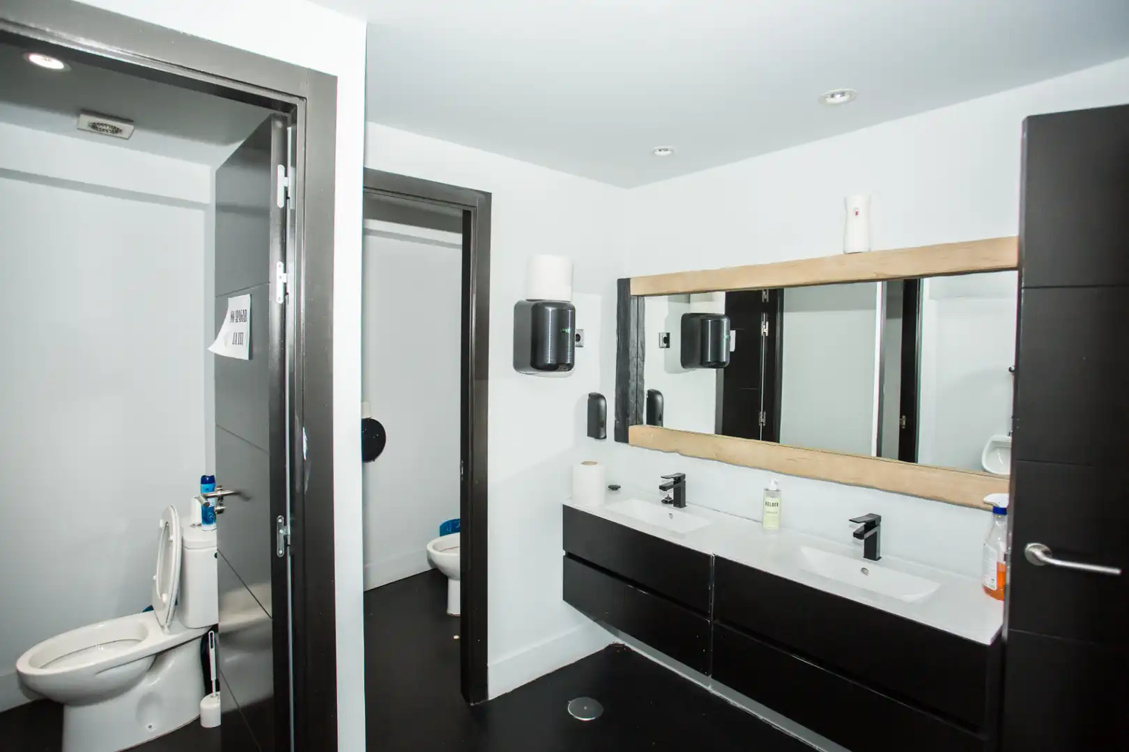 Baño de Local en venta en Madrid con Aire acondicionado, Calefacción y Parquet
