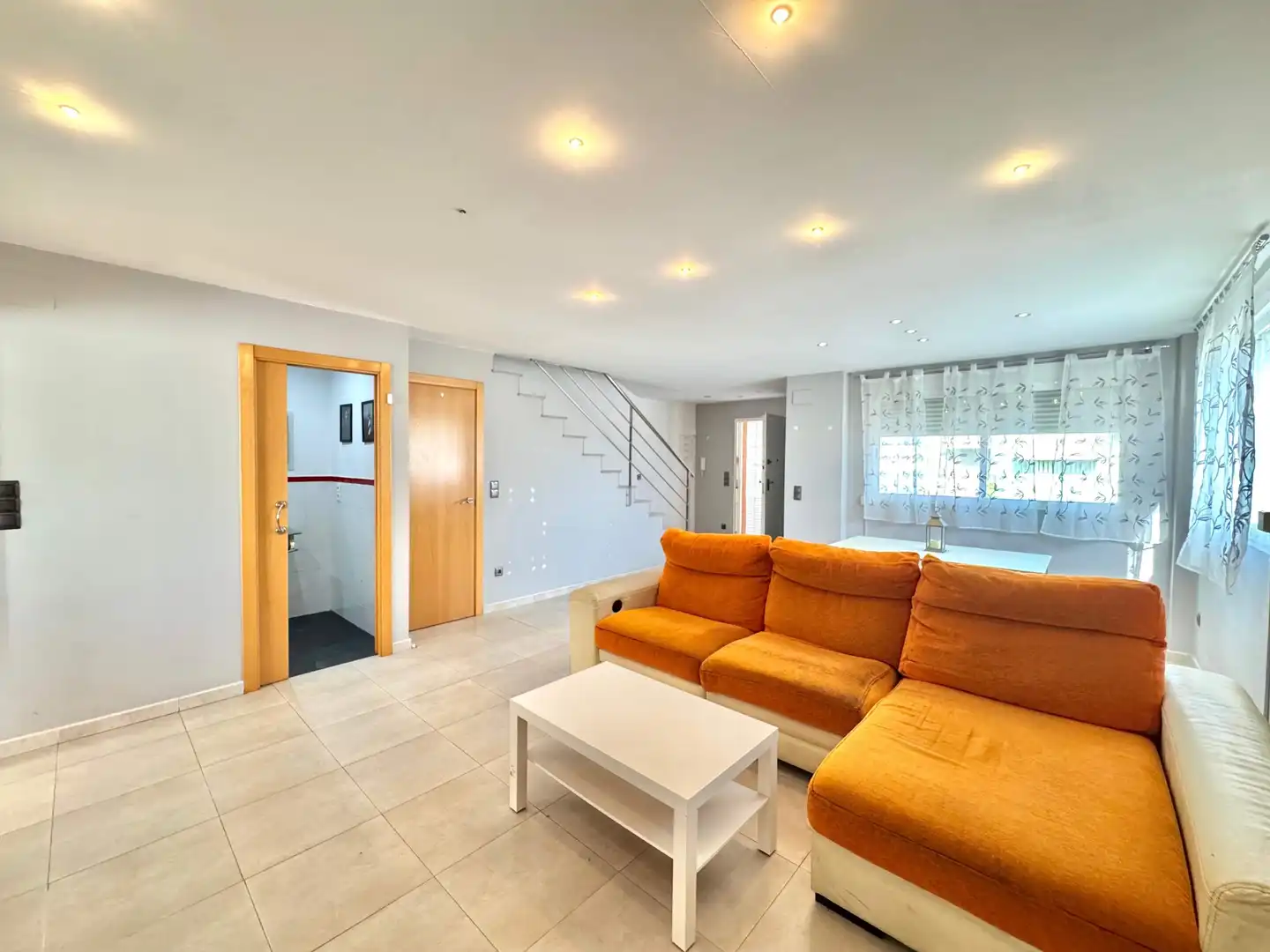 Sala de estar de Casa adosada en venta en Almoines con Aire acondicionado, Terraza y Balcón