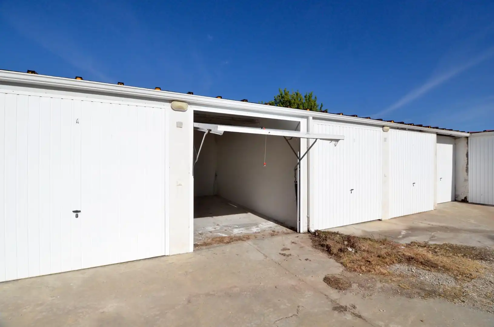 Exterior view of Garage for sale in Zarapicos