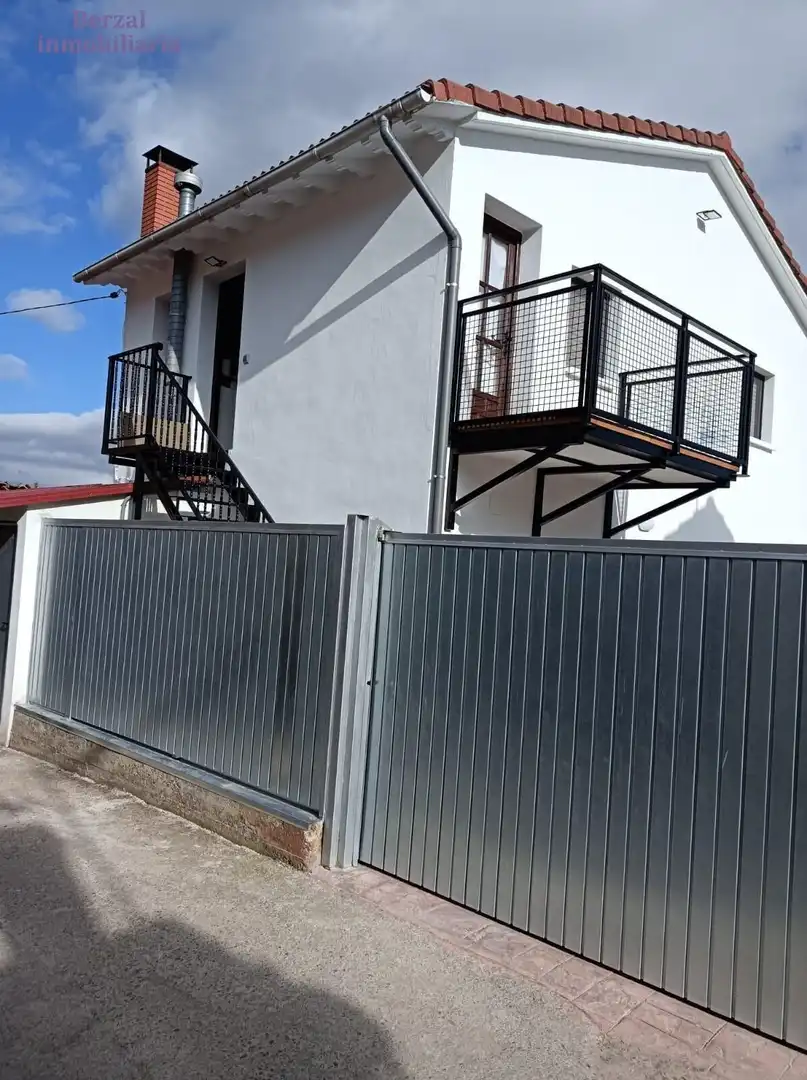 Vista exterior de Casa o xalet en venda en Matute amb Terrassa, Moblat i Balcó