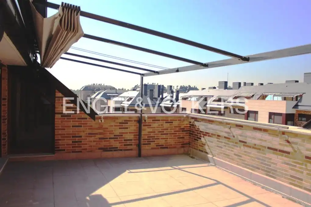 Terraza de Ático de alquiler en Zona Monte El Pilar