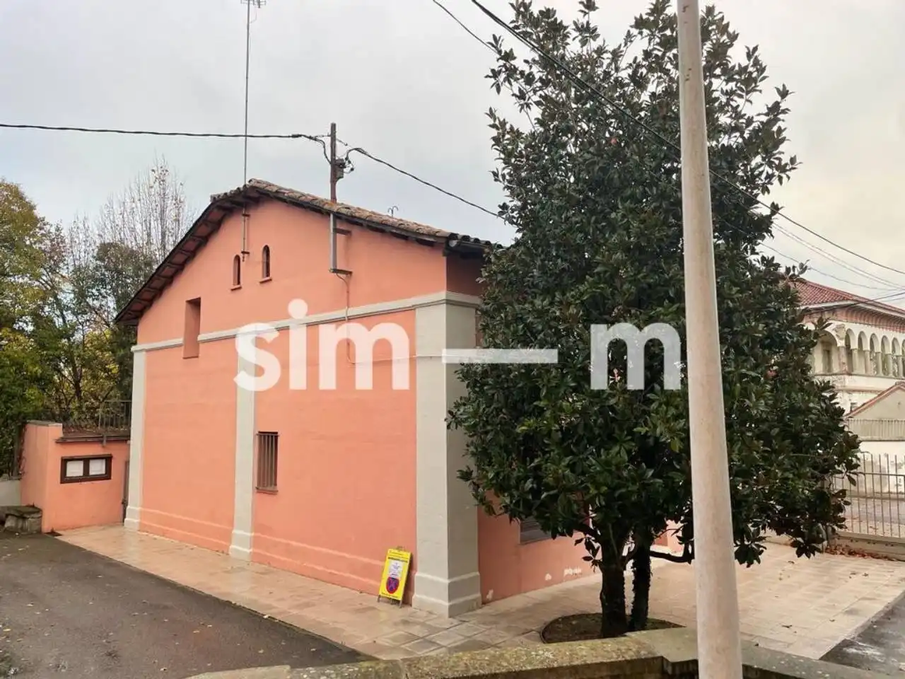 Außenansicht von Gebäude zum Verkauf in Tona