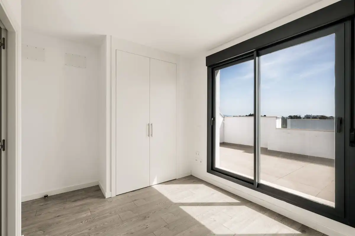 Habitación de Casa adosada en venta en Estepona con Aire acondicionado, Terraza y Trastero