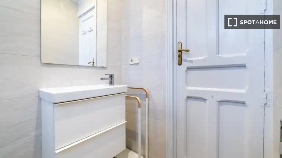 Bathroom of Flat for share in Madrid  with Air Conditioner, Terrace and Furnished