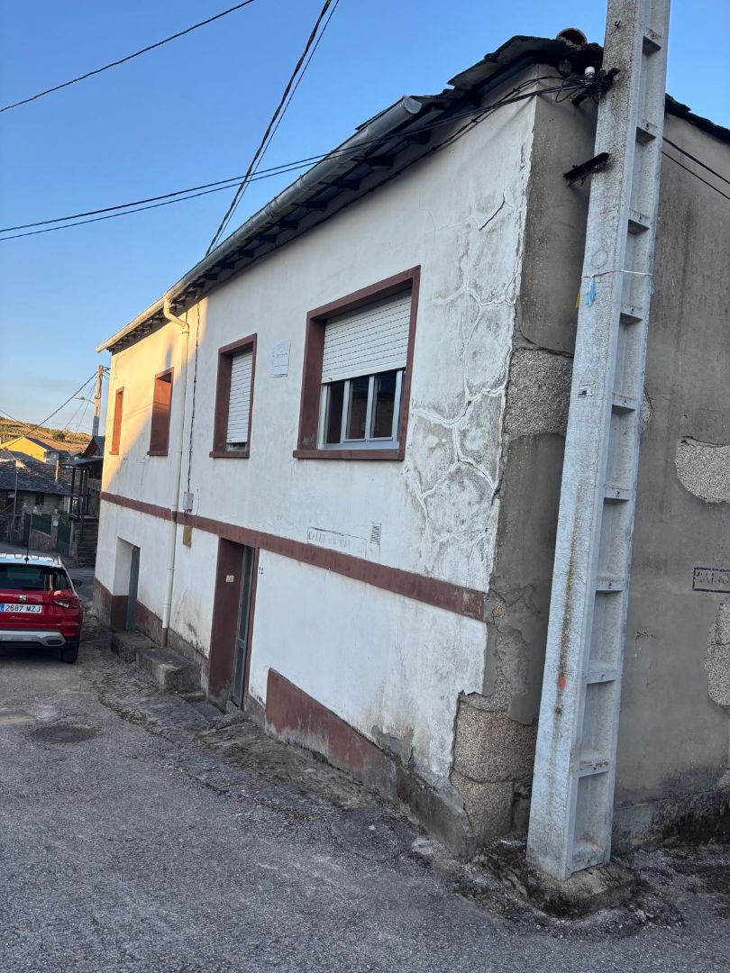 Vista exterior de Casa o xalet en venda en O Barco de Valdeorras   amb Jardí privat, Traster i Moblat
