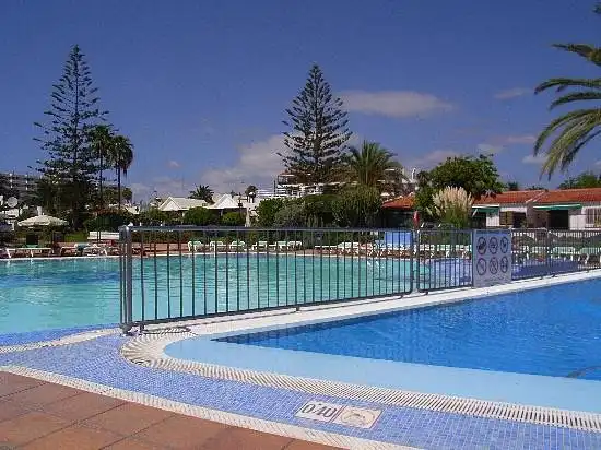 Piscina de Casa adosada de lloguer en San Bartolomé de Tirajana amb Terrassa, Moblat i Piscina comunitària