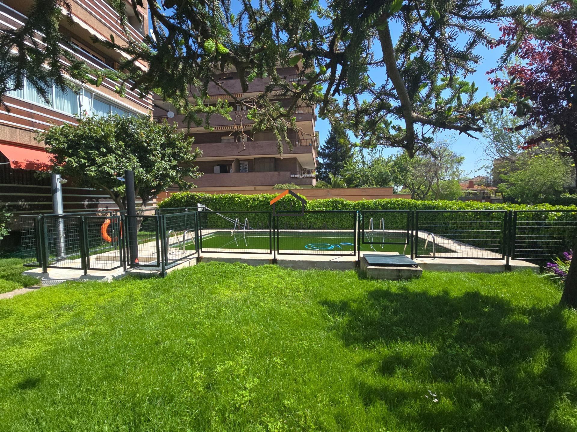 Swimming pool of Flat for sale in  Madrid Capital  with Heating, Private garden and Terrace
