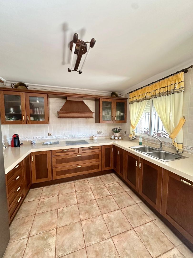 Cuina de Casa adosada en venda en Benamocarra amb Terrassa, Traster i Balcó