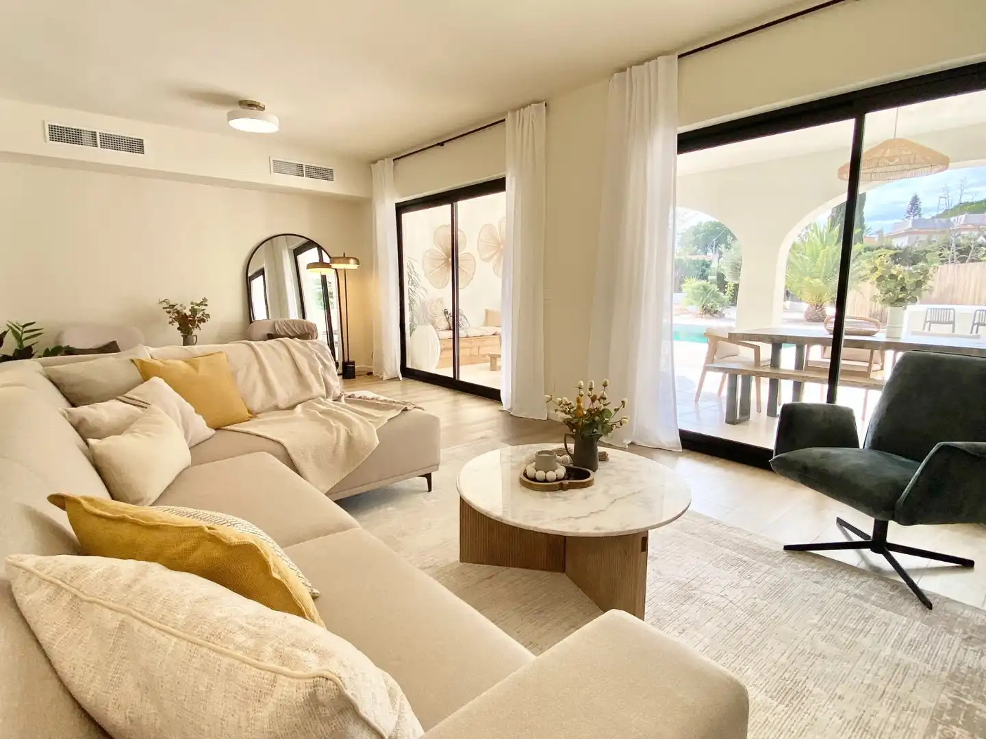 Sala d'estar de Casa o xalet en venda en Orihuela amb Aire condicionat, Jardí privat i Terrassa