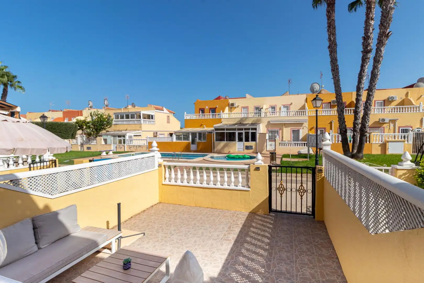 Vista exterior de Casa o xalet en venda en Orihuela amb Calefacció, Piscina i Piscina comunitària