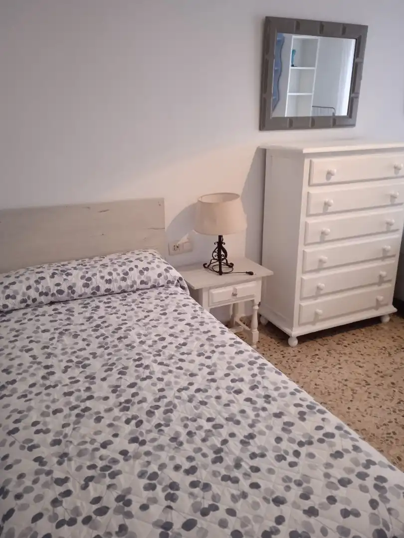 Dormitori de Apartament de lloguer en Granada amb Calefacció, Moblat i Rentadora