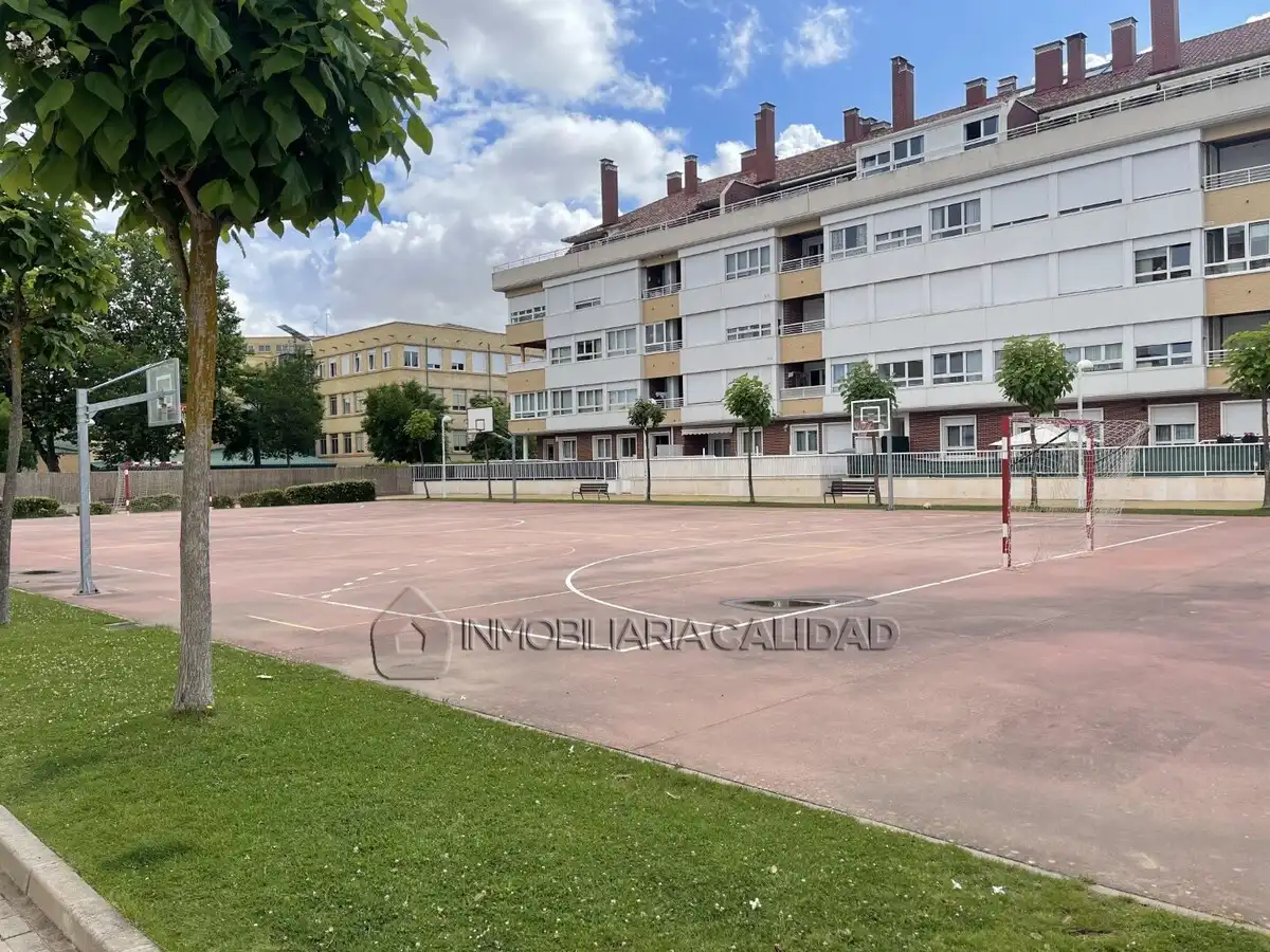 Parkplatz von Wohnung zur Miete in Burgos mit Heizung, Terrasse und Abstellraum