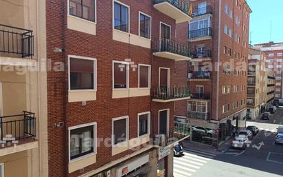 Außenansicht von Wohnung zum verkauf in Salamanca Capital mit Terrasse und Balkon