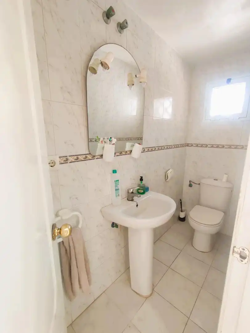 Baño de Casa adosada en venta en Algeciras con Jardín privado y Piscina comunitaria