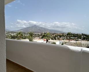 Außenansicht von Wohnungen zum verkauf in Marbella mit Terrasse, Schwimmbad und Balkon