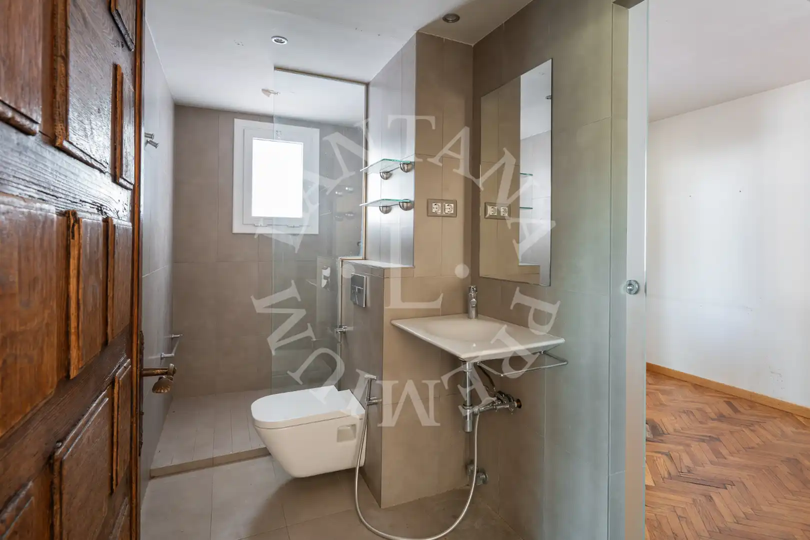 Badezimmer von Dachboden zum Verkauf in Barcelona mit Heizung, Parkett und Terrasse