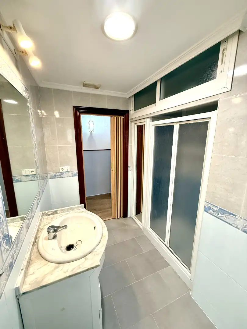 Badezimmer von Wohnung zum Verkauf in San Juan de Aznalfarache mit Klimaanlage und Ofen