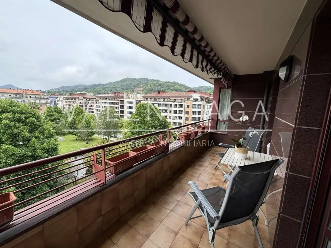 Flat with terrace to rent in José Maria Sert Plaza