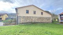 Vista exterior de Casa o xalet en venda en Riotuerto amb Jardí privat