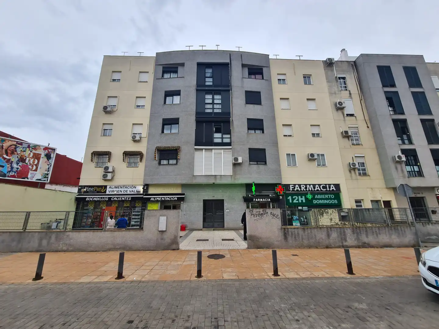 Exterior view of Flat for sale in Sevilla  with Air Conditioner and Storage room
