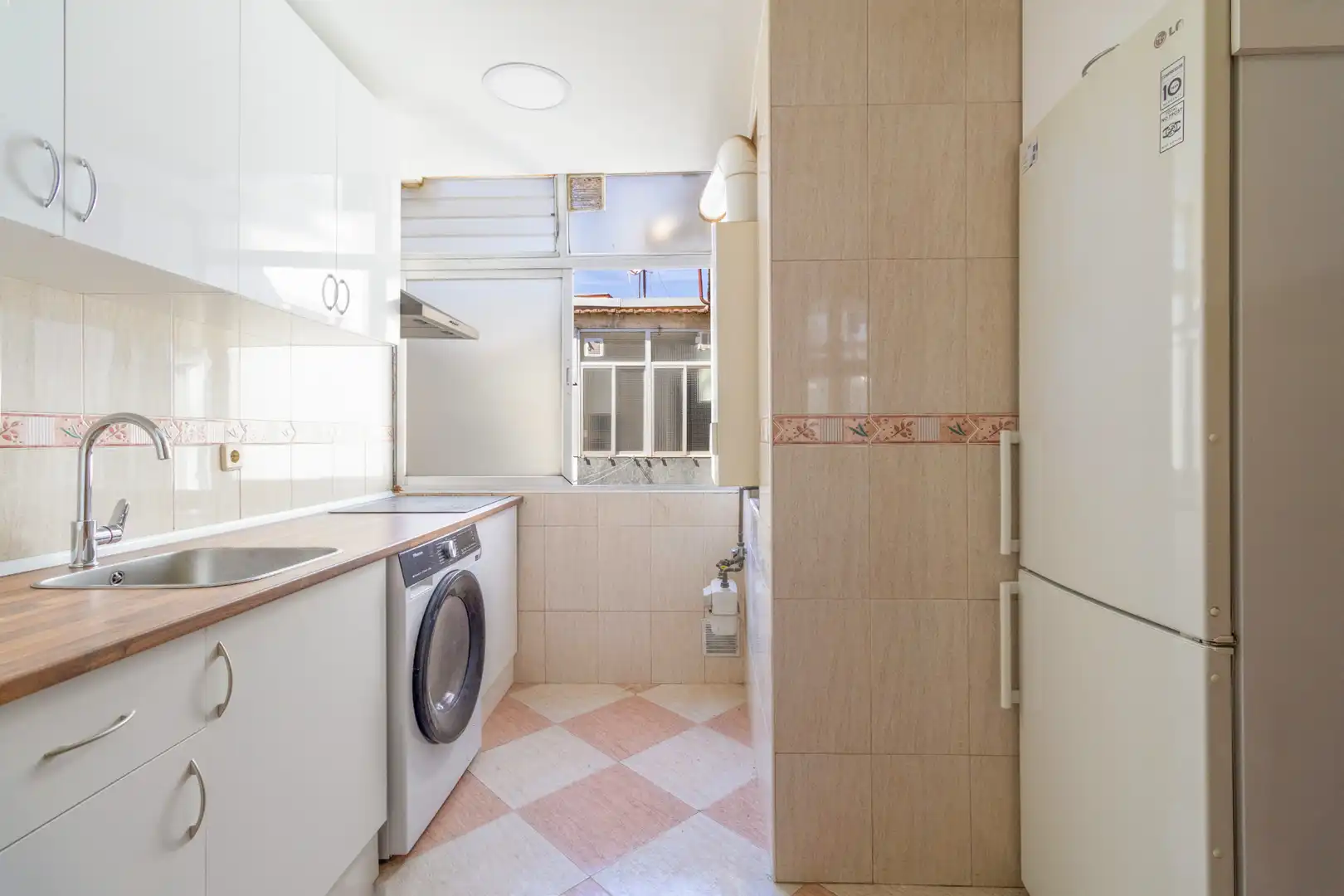 Kitchen of Flat for share in Universidad