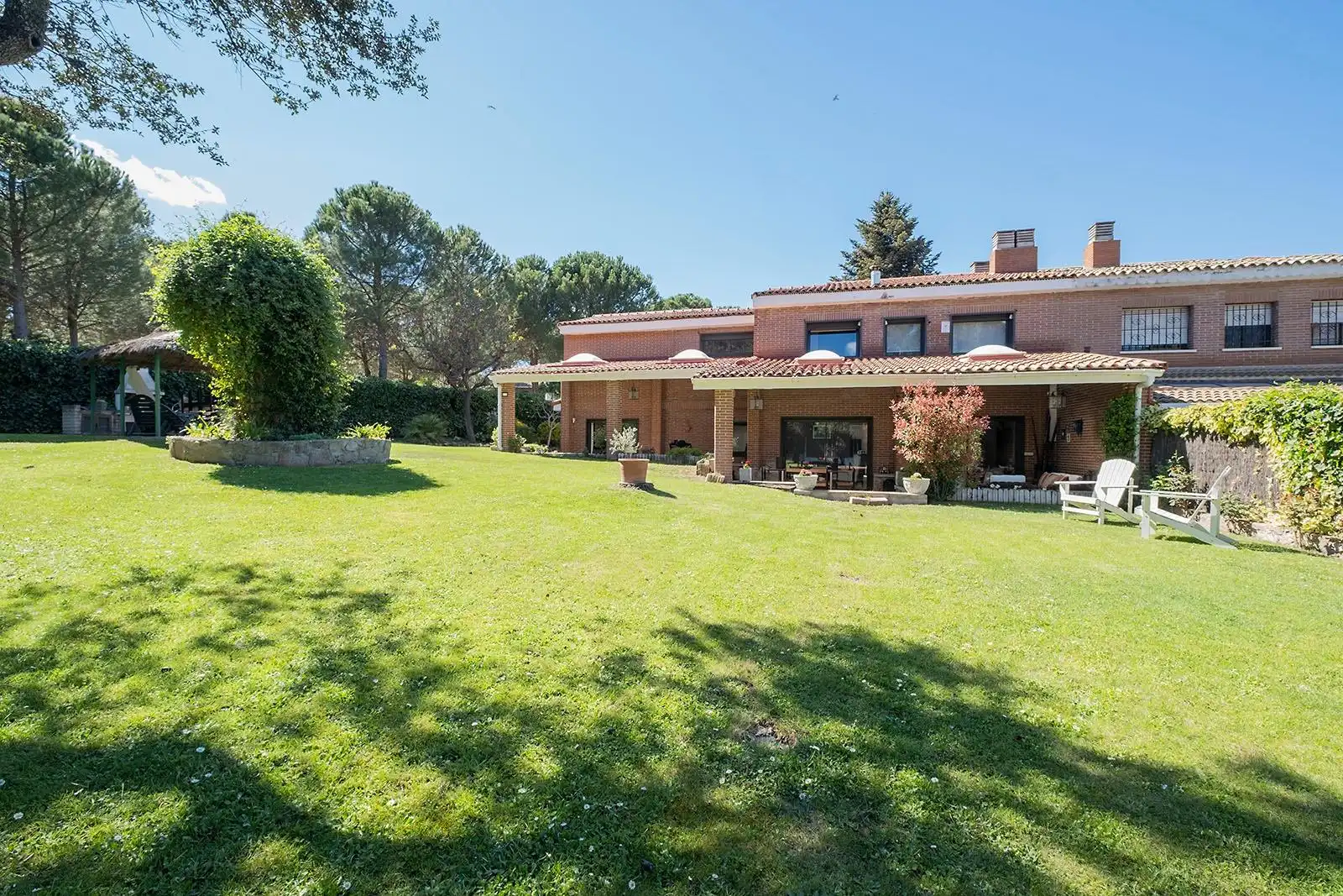 Jardín de Casa adosada en venta en Boadilla del Monte con Aire acondicionado, Jardín privado y Terraza