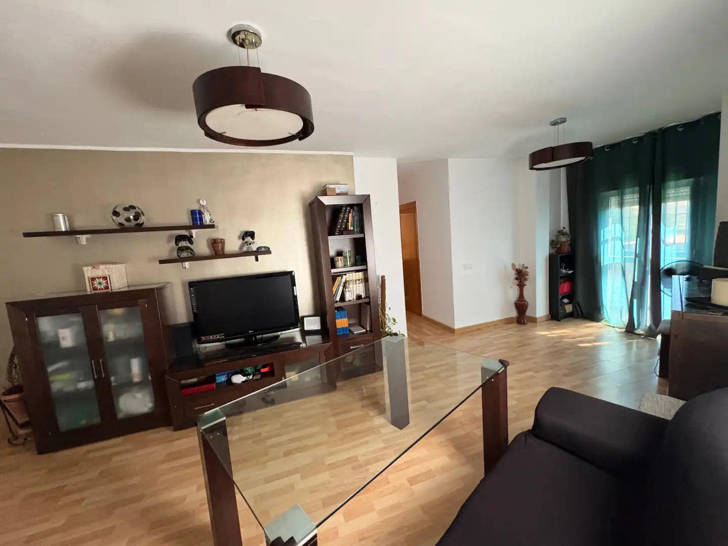 Sala de estar de Piso en venta en Mairena del Aljarafe con Calefacción, Parquet y Balcón