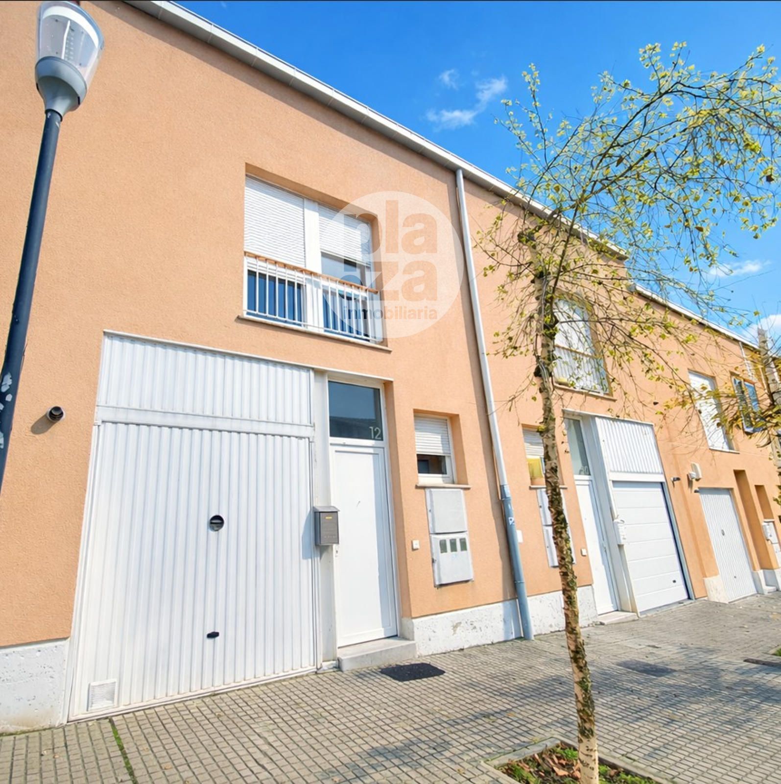Vista exterior de Casa adosada de lloguer en Alfoz de Quintanadueñas amb Calefacció, Jardí privat i Terrassa