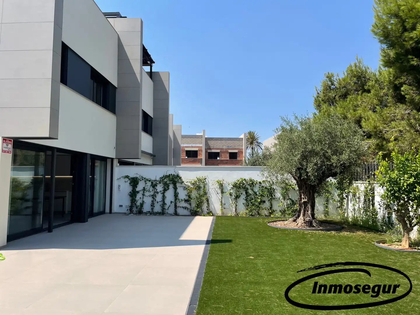 Vista exterior de Casa adosada en venda en Cambrils amb Aire condicionat, Calefacció i Jardí privat
