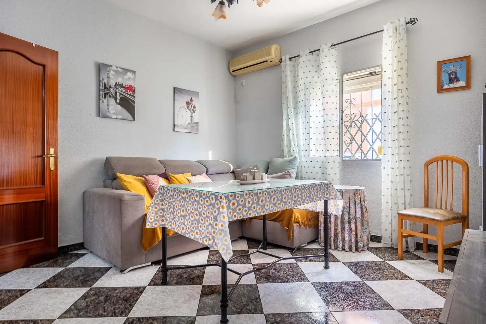 Sala d'estar de Casa o xalet en venda en Sevilla amb Aire condicionat, Terrassa i Traster