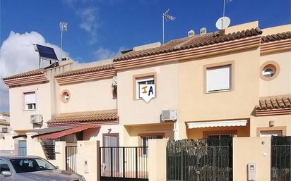 Vista exterior de Casa adosada en venda en Fuente de Piedra amb Aire condicionat