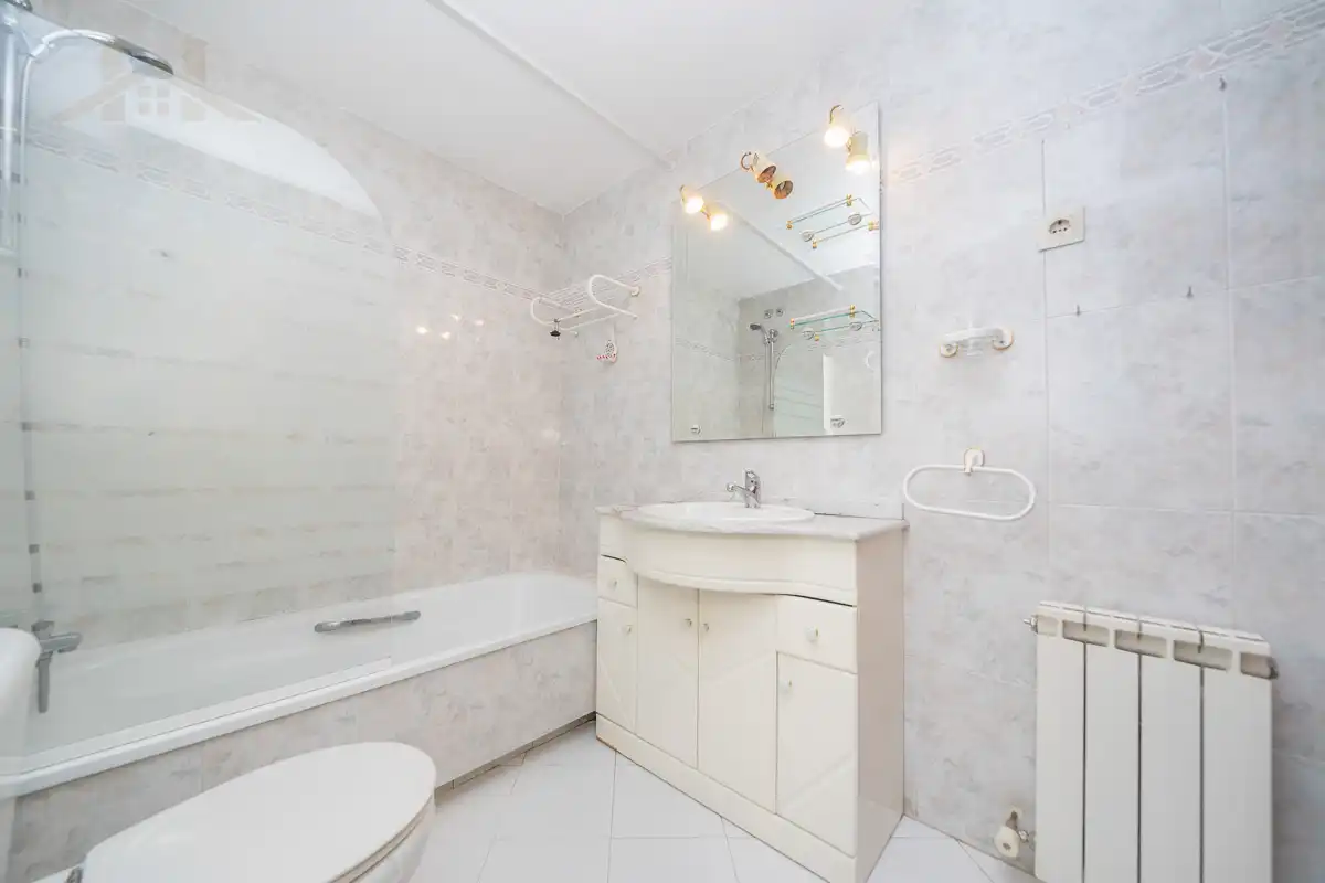 Baño de Casa adosada en venta en Torrelodones con Aire acondicionado, Calefacción y Jardín privado