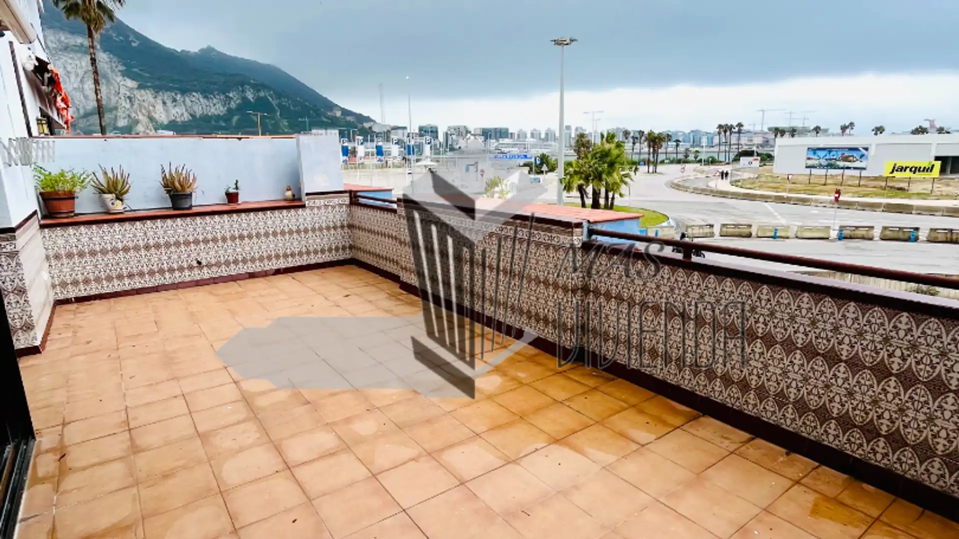 Terraza de Piso en venta en La Línea de la Concepción con Amueblado y Balcón