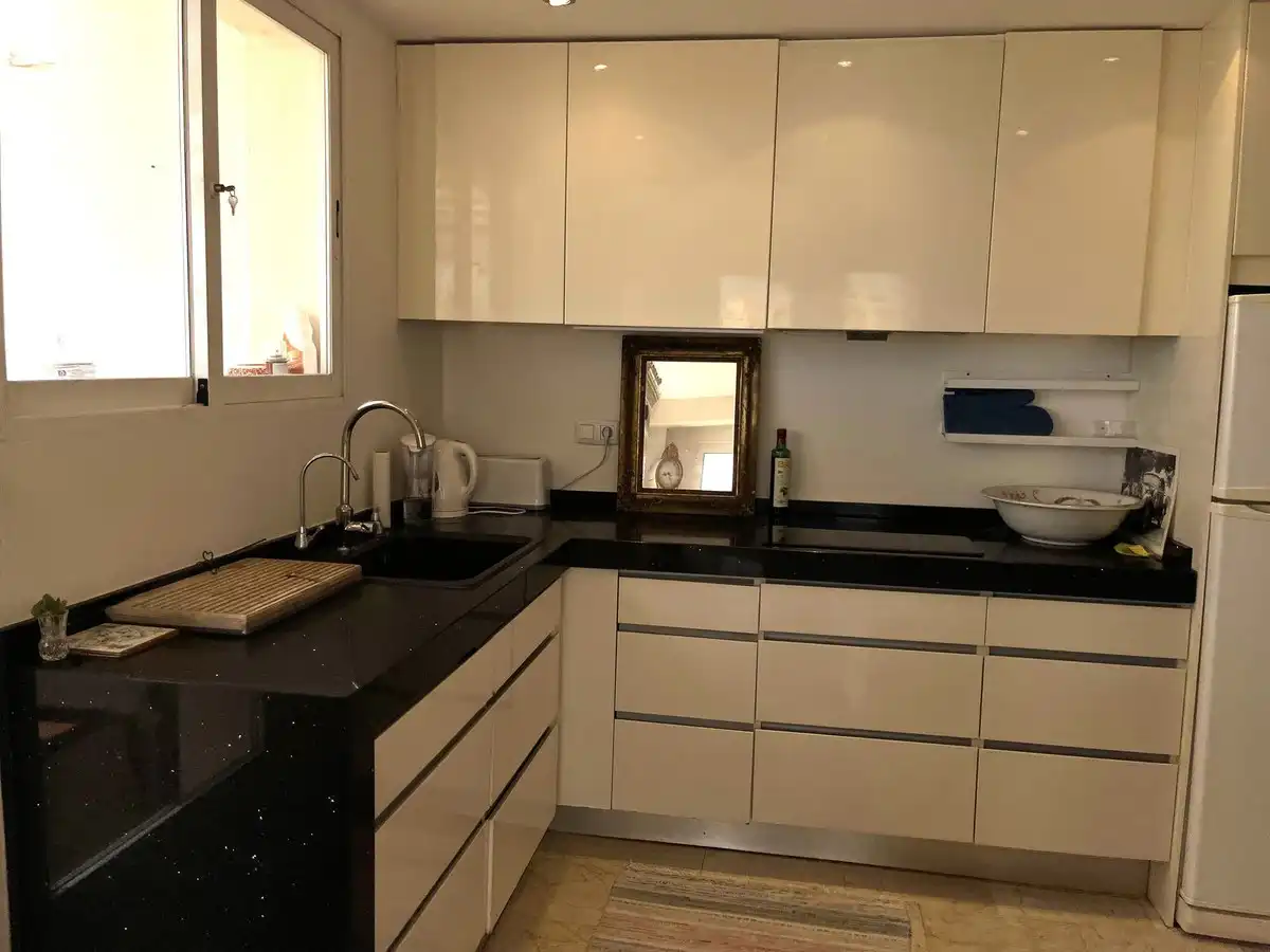 Cuina de Dúplex de lloguer en Marbella amb Aire condicionat, Terrassa i Moblat