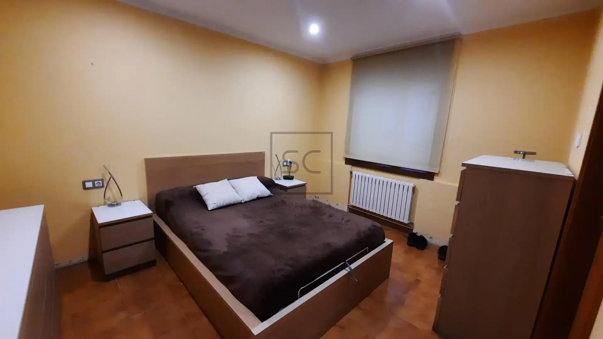 Schlafzimmer von Einfamilien-Reihenhaus zum Verkauf in Neda mit Heizung, Privatgarten und Alarm