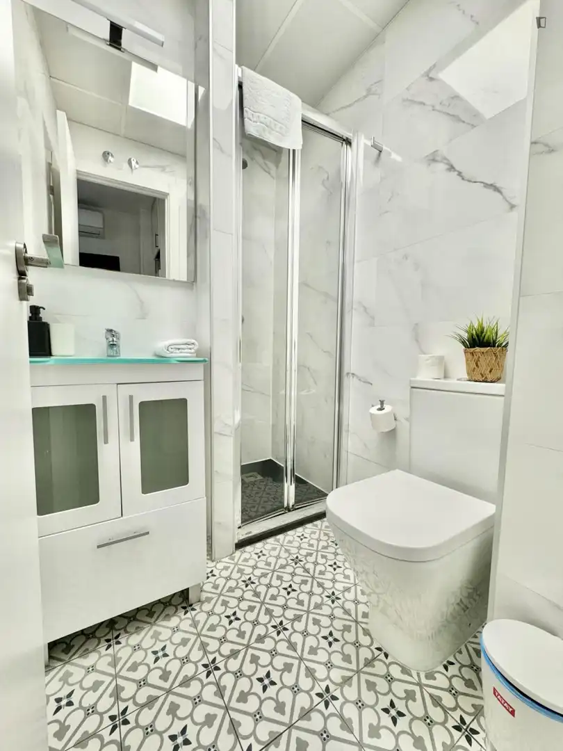 Badezimmer von Wohnung zur Miete in Madrid mit Klimaanlage, Möbliert und Waschmaschine