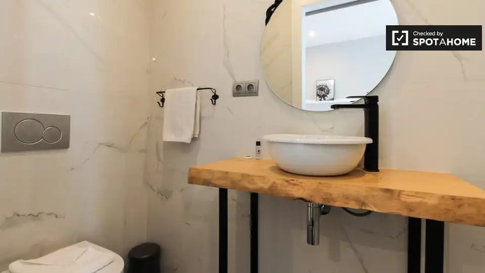 Baño de Piso de alquiler en Barcelona con Aire acondicionado, Calefacción y Amueblado