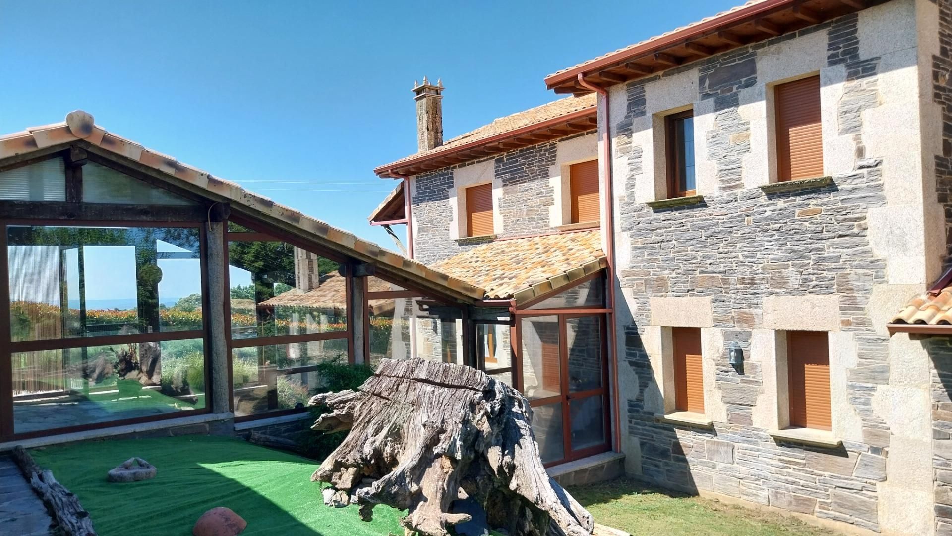 Vista exterior de Casa o xalet en venda en Laza amb Calefacció, Jardí privat i Terrassa