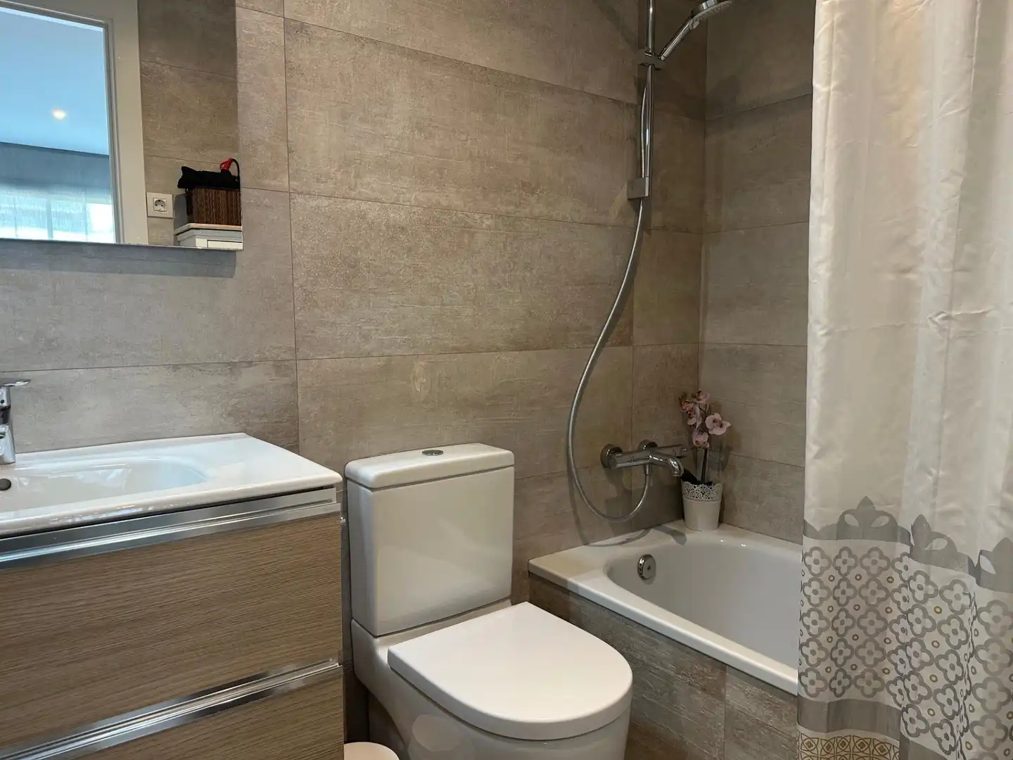 Baño de Piso de alquiler en Badalona con Calefacción, Parquet y Trastero