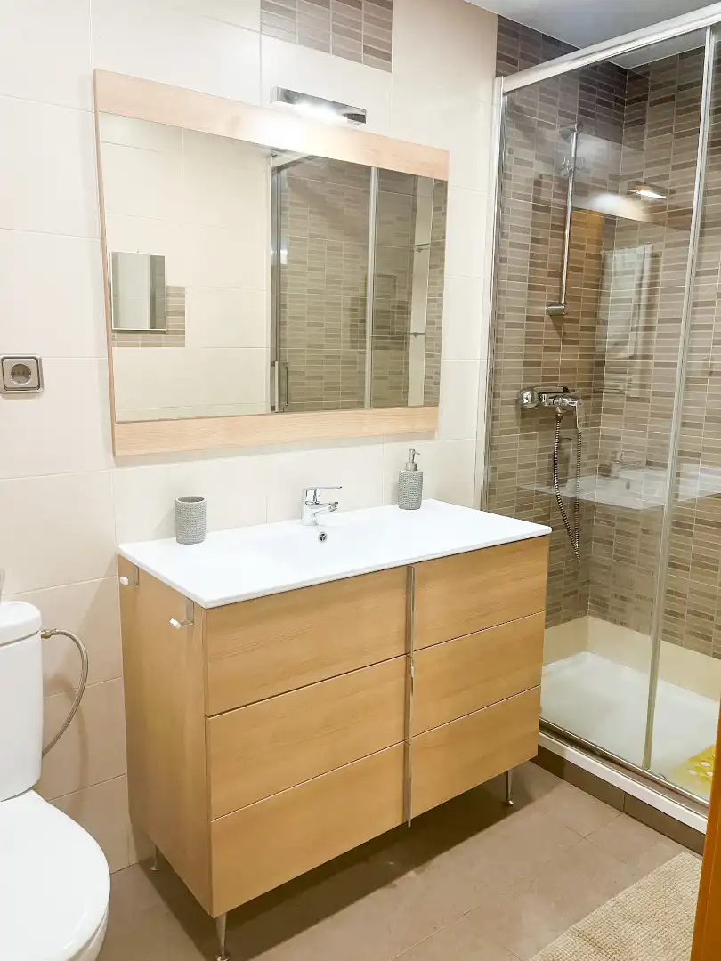 Baño de Piso de alquiler en Cerdanyola del Vallès con Aire acondicionado, Calefacción y Parquet