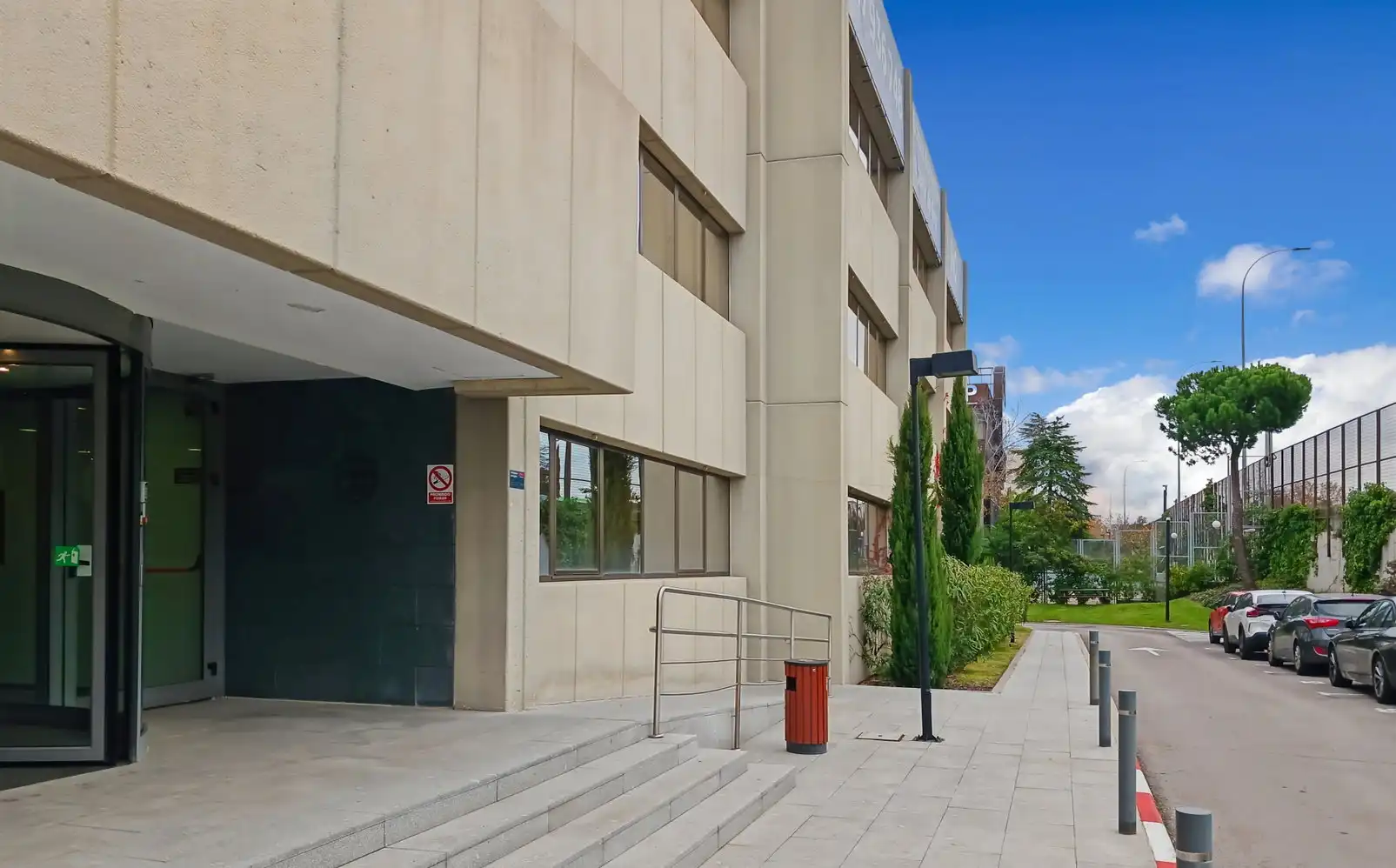 Vista exterior de Oficina de lloguer en Madrid amb Aire condicionat, Calefacció i Moblat
