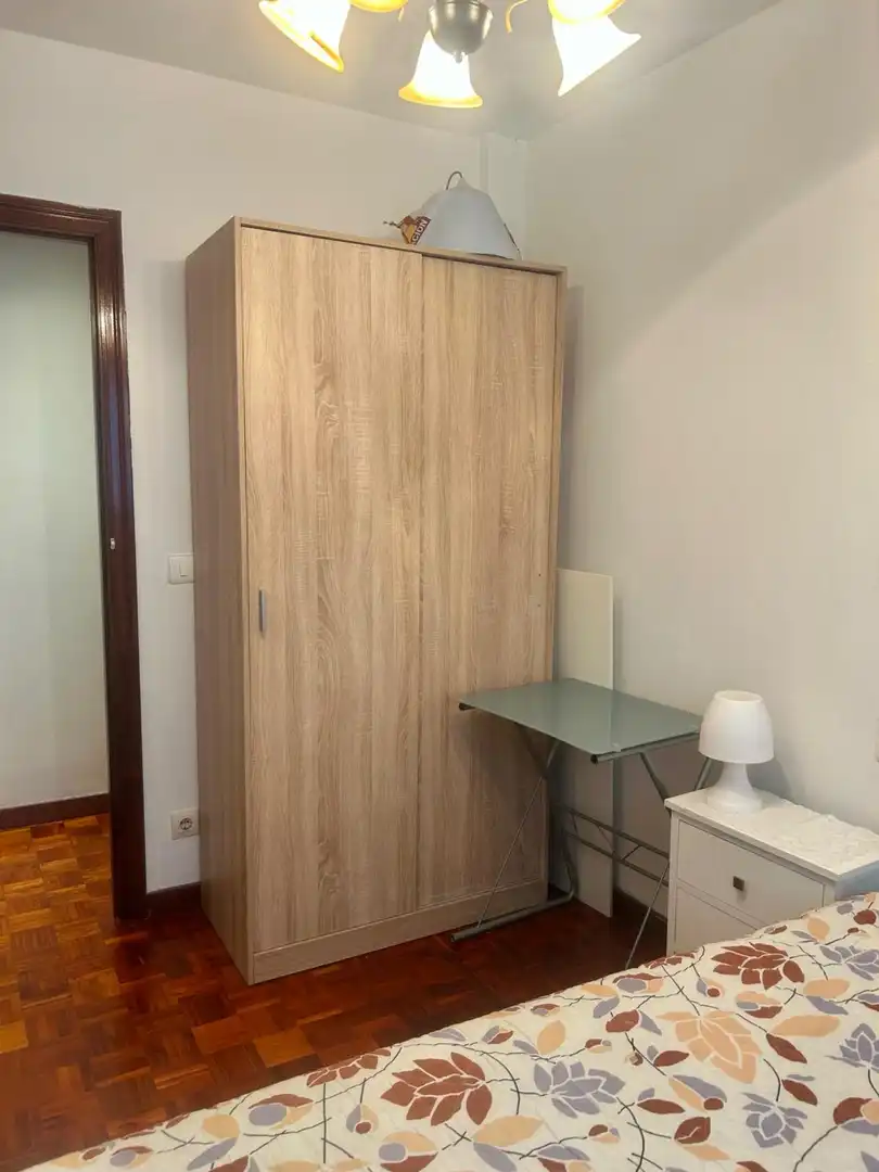 Schlafzimmer von Wohnung zur Miete in Gijón  mit Heizung, Parkett und Möbliert