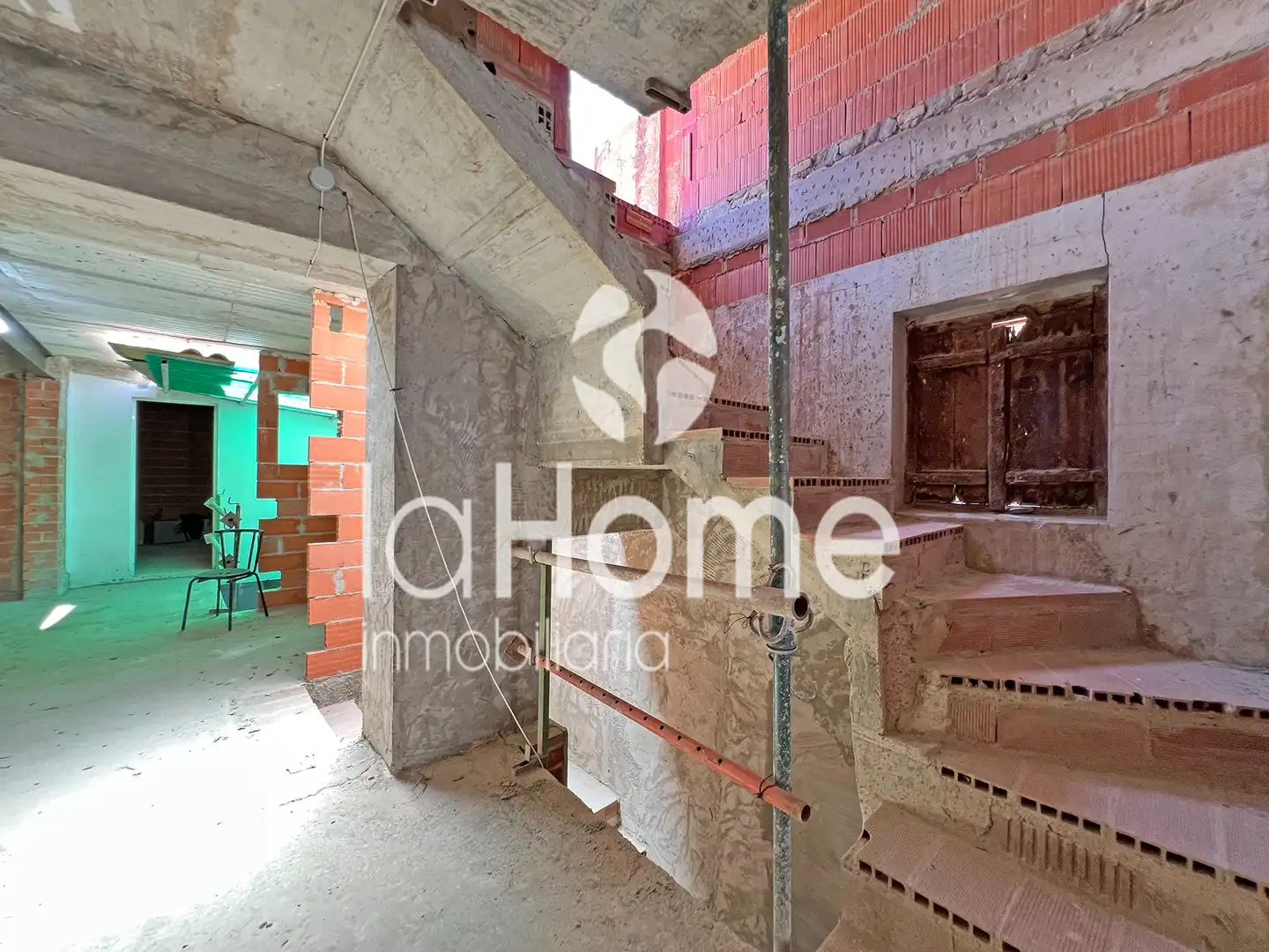 Houses for sale in La Pobla de Vallbona  with Terrace, Storage room and Balcony