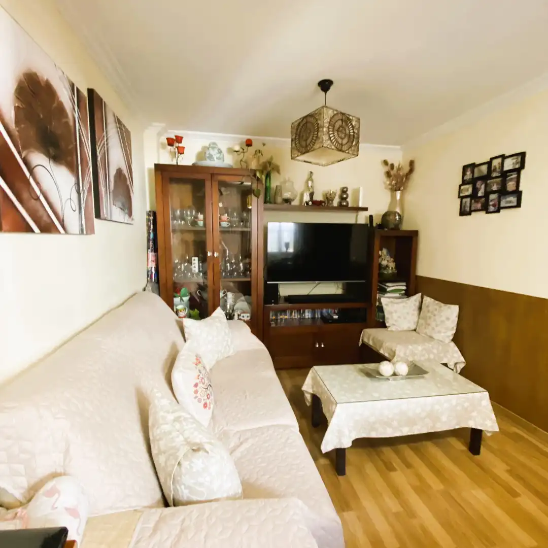 Sala de estar de Casa adosada en venta en Dos Hermanas con Aire acondicionado, Parquet y Trastero