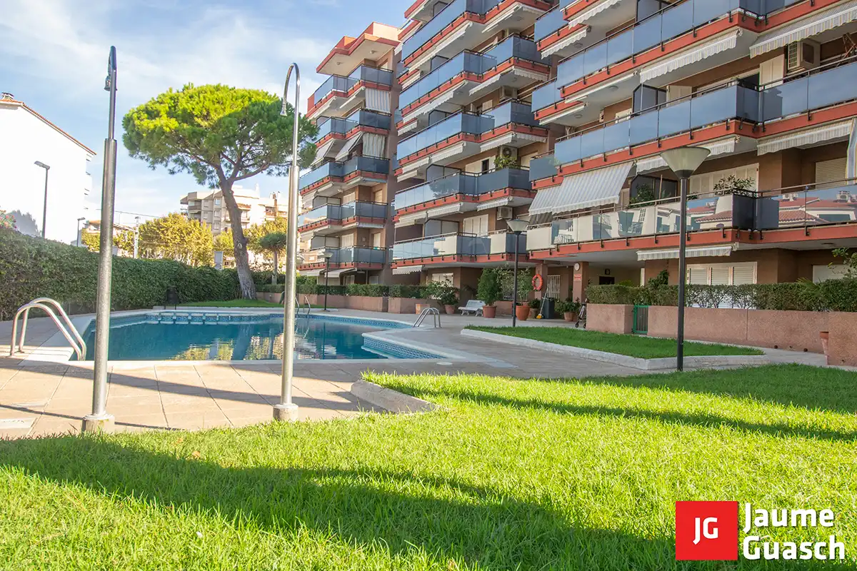 Flat with pool for sale in Passeig de Francesc Macià 36