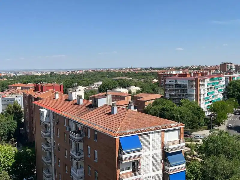 Vista exterior de Pis en venda en Madrid amb Calefacció i Terrassa
