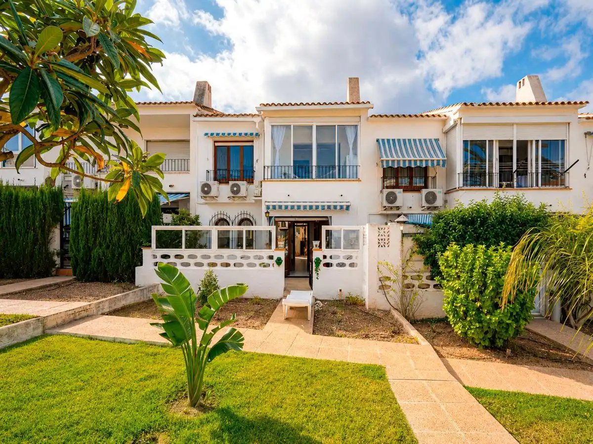 Vista exterior de Casa adosada en venta en L'Alfàs del Pi con Aire acondicionado, Calefacción y Jardín privado